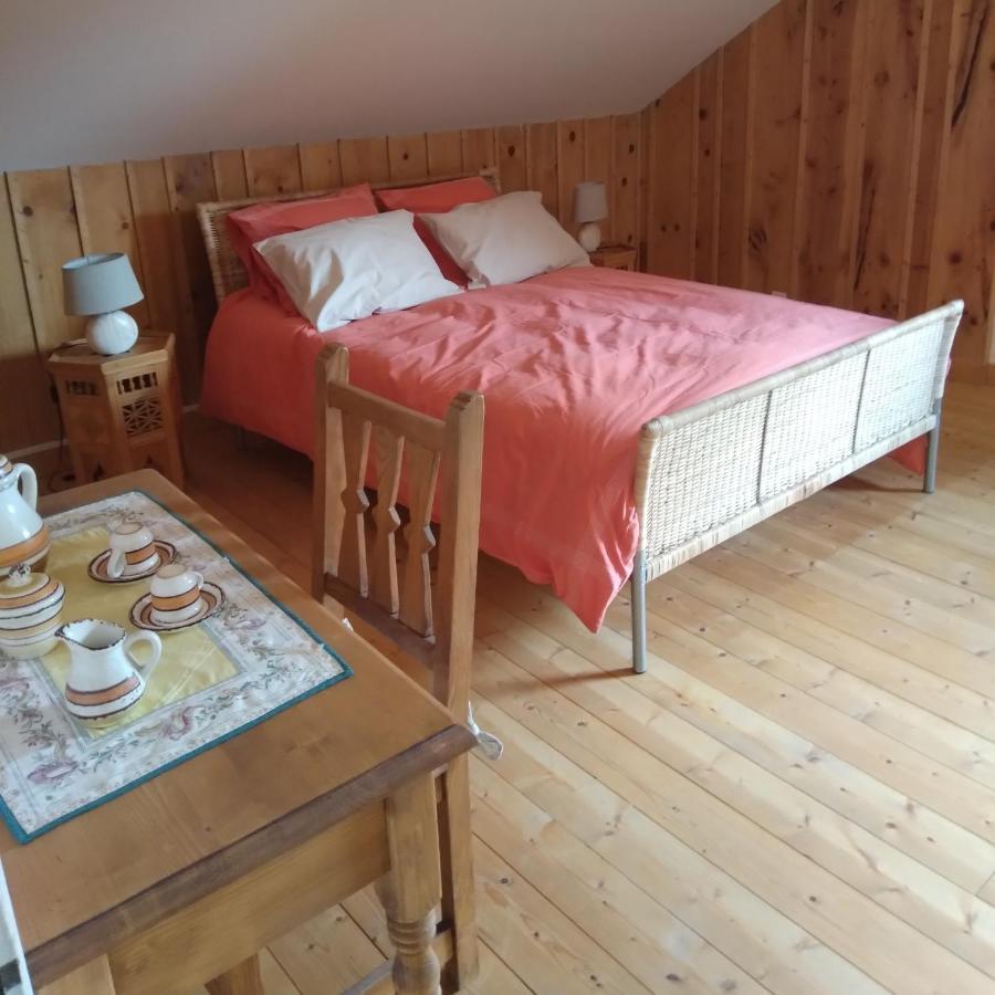 Bed and Breakfast Les Dames De La Saugiat Le Fied Экстерьер фото